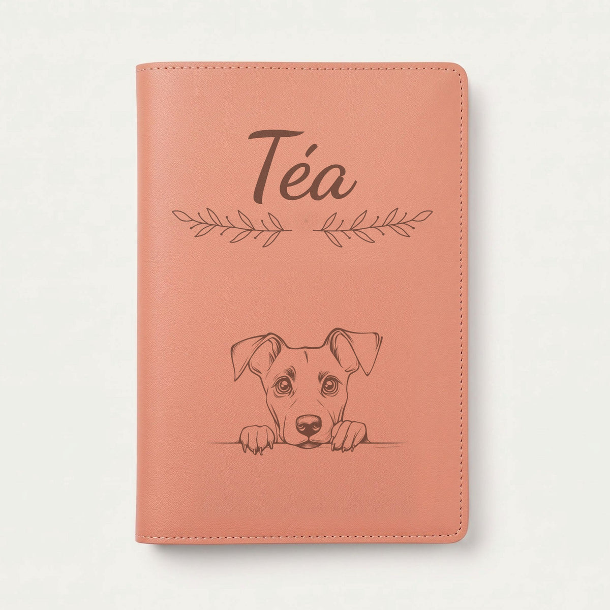 Protège carnet de santé chien personnalisé – Pinscher allemand — Terracotta — Rameaux — gravure « Téa »