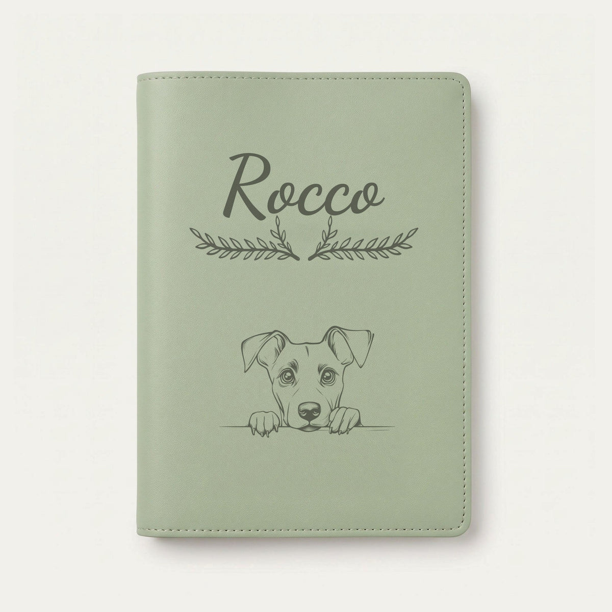 Protège carnet de santé chien personnalisé – Pinscher allemand — Vert sauge — Bouquet — gravure « Rocco »