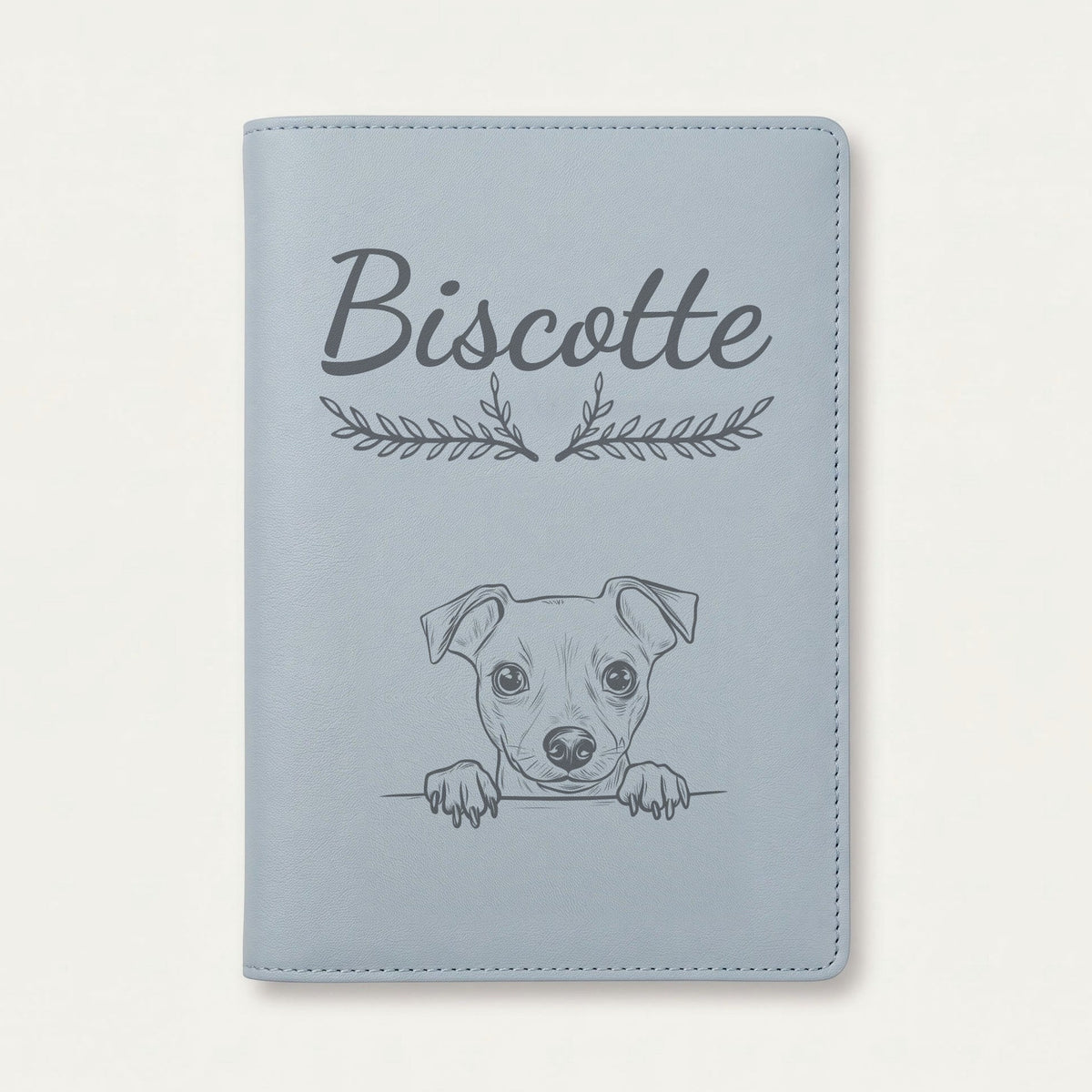 Protège carnet de santé chien personnalisé – Pinscher nain — Bleu nuage — Bouquet — gravure « Biscotte »