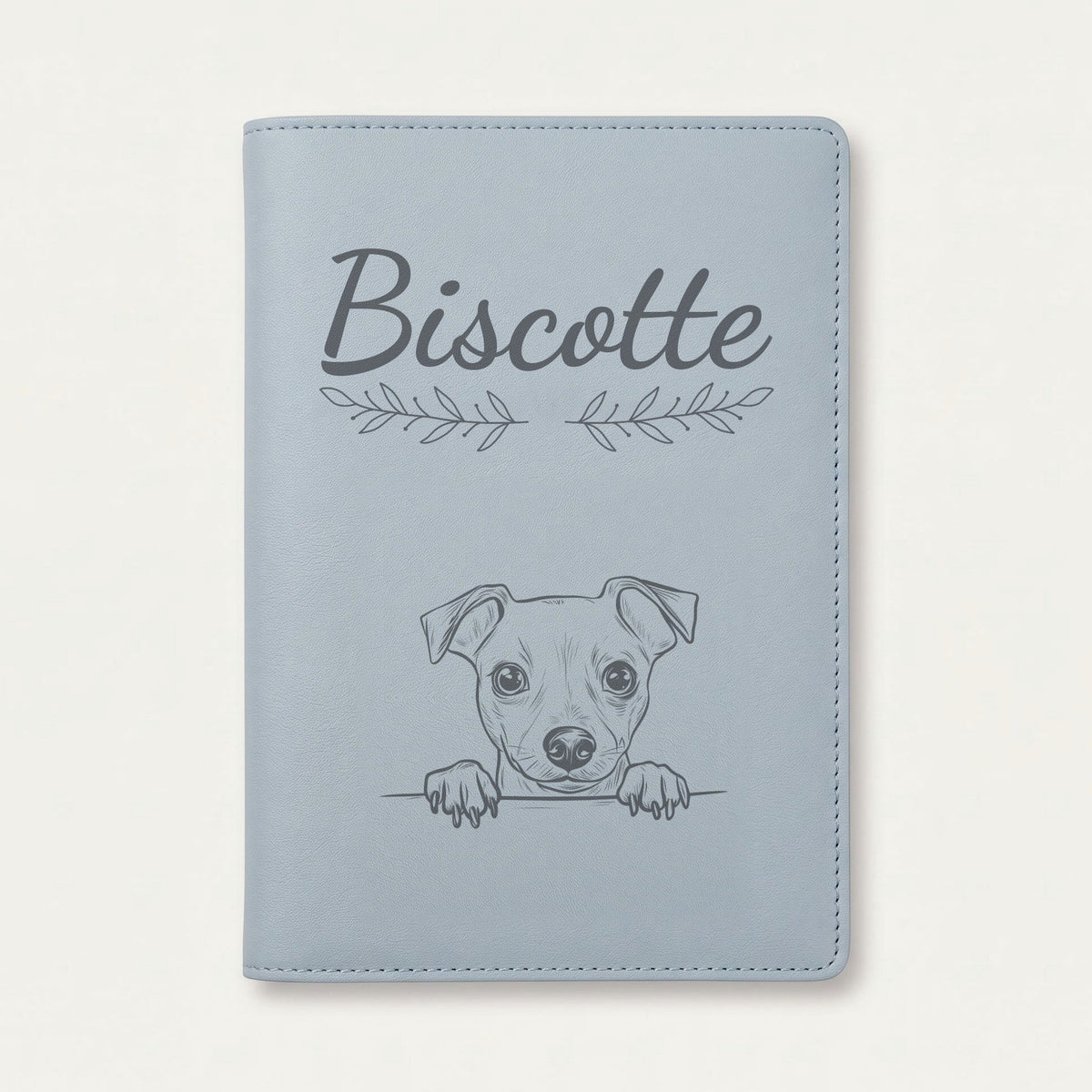 Protège carnet de santé chien personnalisé – Pinscher nain — Bleu nuage — Rameaux — gravure « Biscotte »