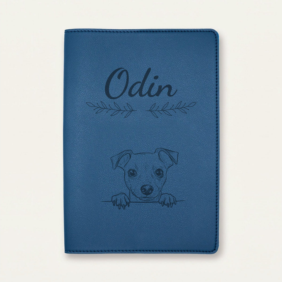 Protège carnet de santé chien personnalisé – Pinscher nain — Bleu nuit — Rameaux — gravure « Odin »