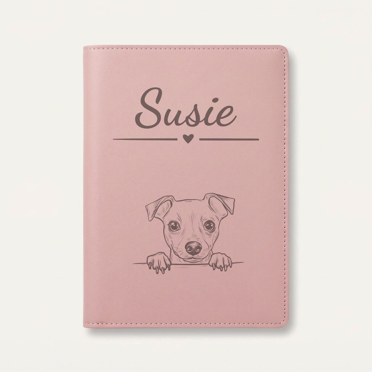 Protège carnet de santé chien personnalisé – Pinscher nain — Rose dragée — Cœur — gravure « Susie »