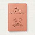 Protège carnet de santé chien personnalisé – Pinscher nain — Terracotta — Flèche — gravure « Lou »