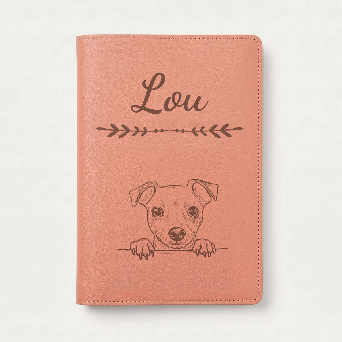 Protège carnet de santé chien personnalisé – Pinscher nain — Terracotta — Flèche — gravure « Lou »
