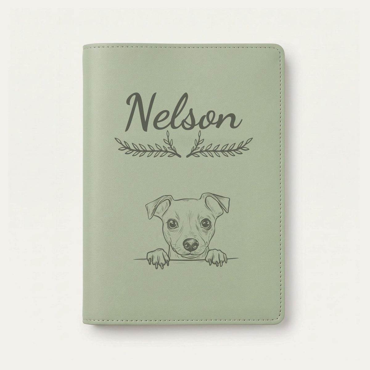Protège carnet de santé chien personnalisé – Pinscher nain — Vert sauge — Bouquet — gravure « Nelson »