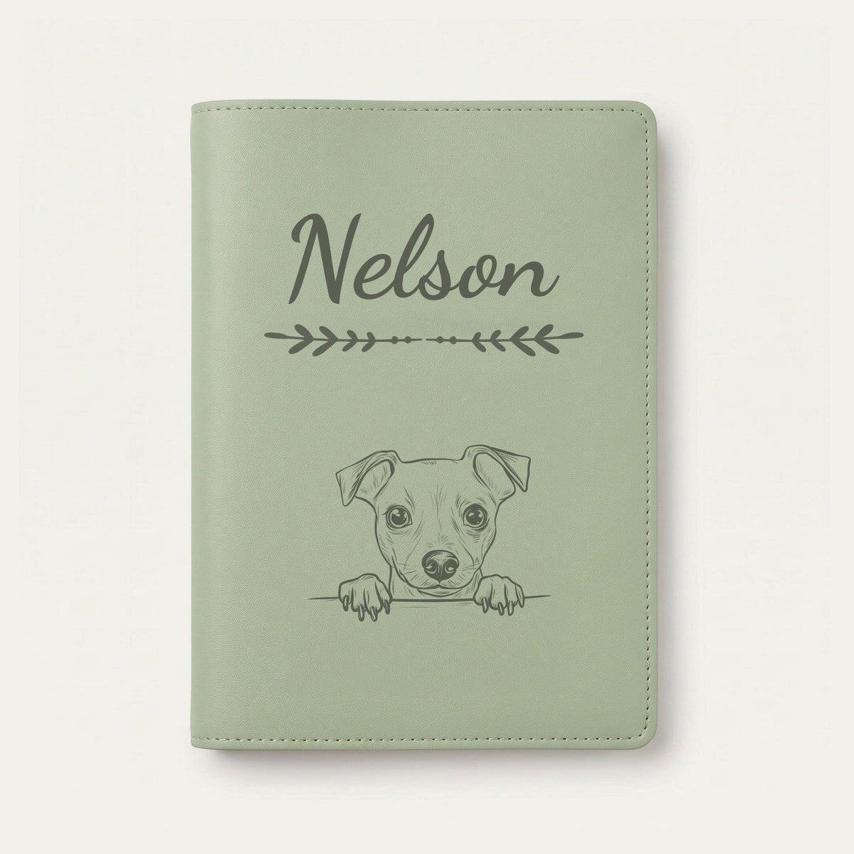 Protège carnet de santé chien personnalisé – Pinscher nain — Vert sauge — Flèche — gravure « Nelson »