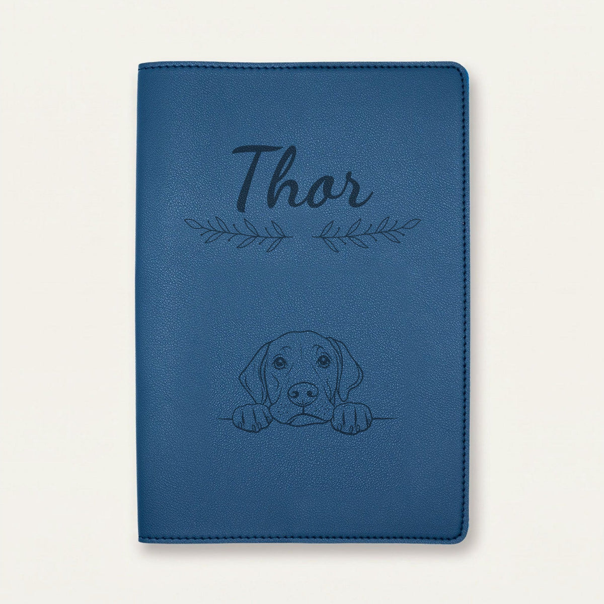 Protège carnet de santé chien personnalisé – Pointer anglais — Bleu nuit — Rameaux — gravure « Thor »