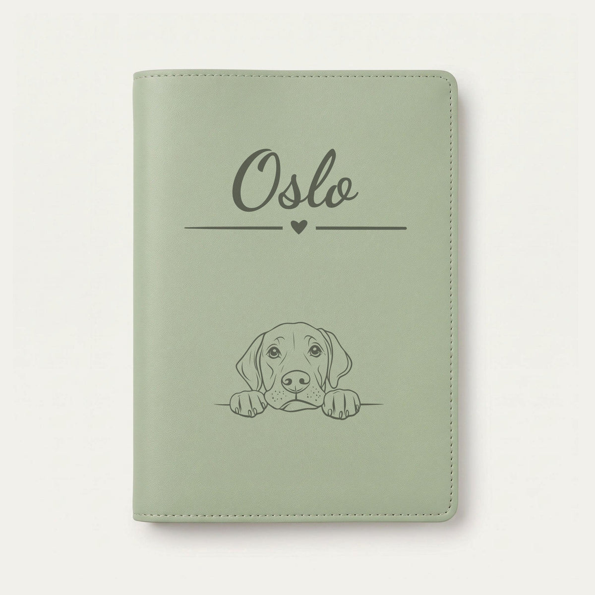 Protège carnet de santé chien personnalisé – Pointer anglais — Vert sauge — Cœur — gravure « Oslo »
