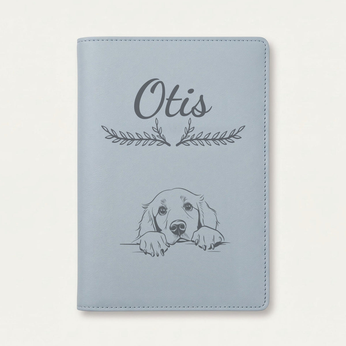 Protège carnet de santé chien personnalisé – Retriever à poil plat — Bleu nuage — Bouquet — gravure « Otis »