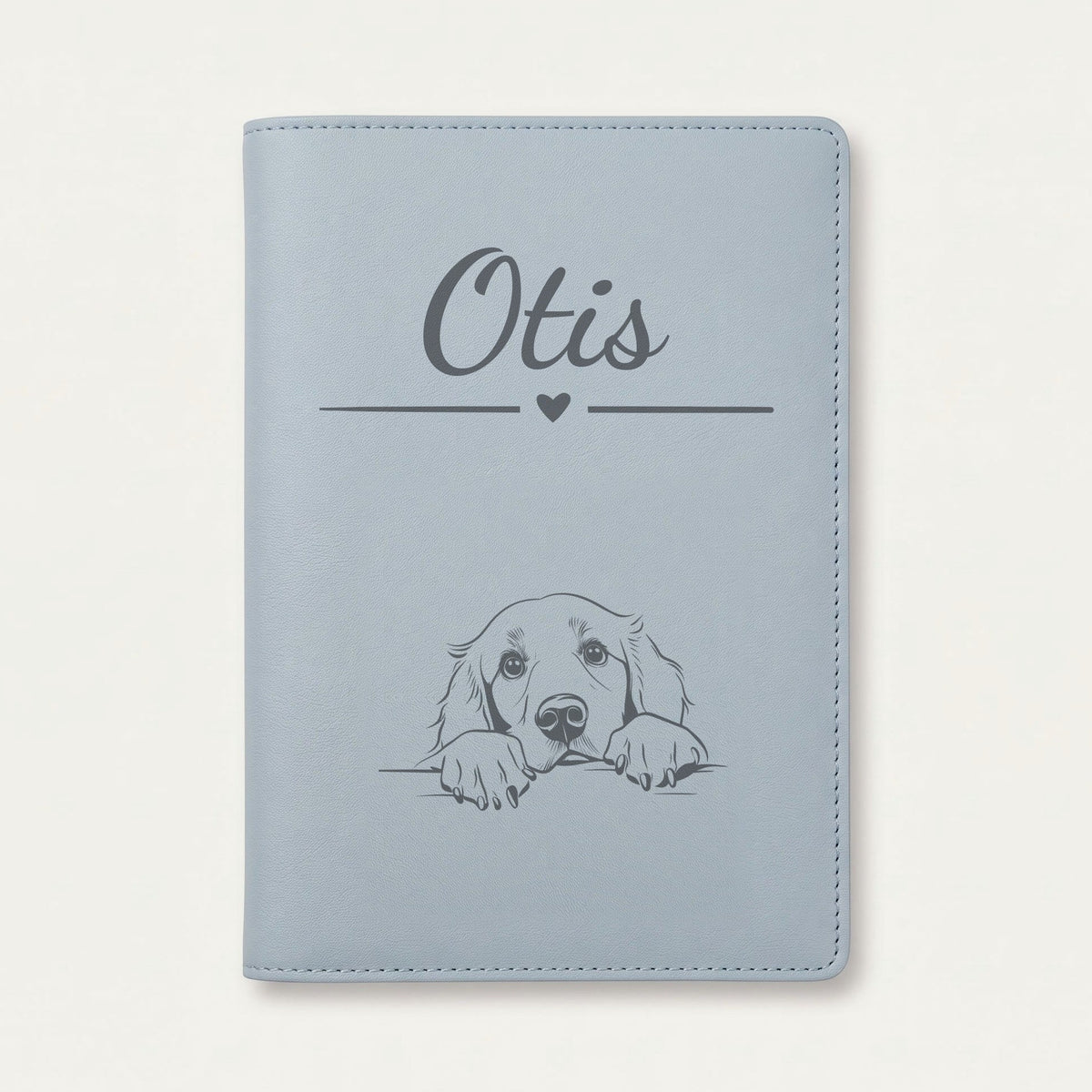 Protège carnet de santé chien personnalisé – Retriever à poil plat — Bleu nuage — Cœur — gravure « Otis »