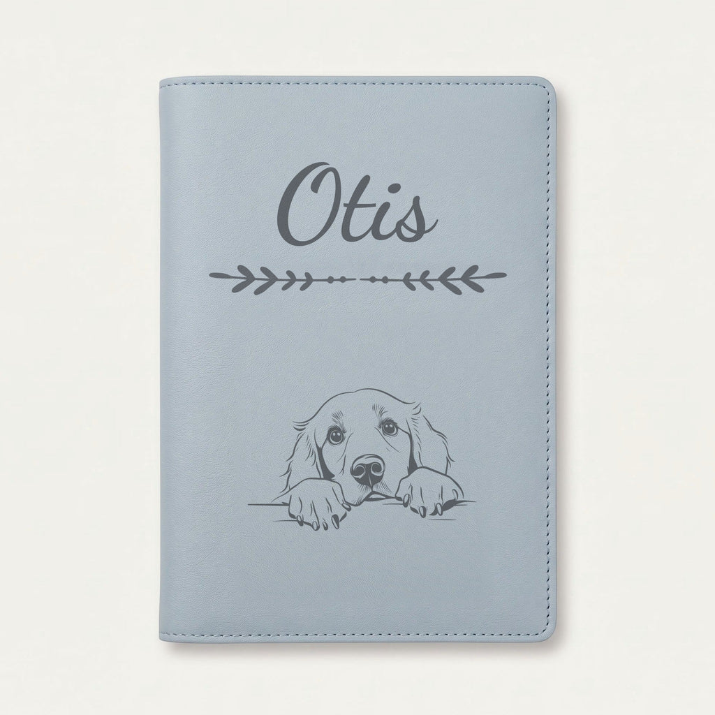 Protège carnet de santé chien personnalisé – Retriever à poil plat — Bleu nuage — Flèche — gravure « Otis »