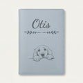 Protège carnet de santé chien personnalisé – Retriever à poil plat — Bleu nuage — Flèche — gravure « Otis »