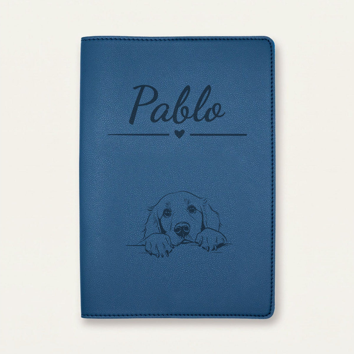 Protège carnet de santé chien personnalisé – Retriever à poil plat — Bleu nuit — Cœur — gravure « Pablo »