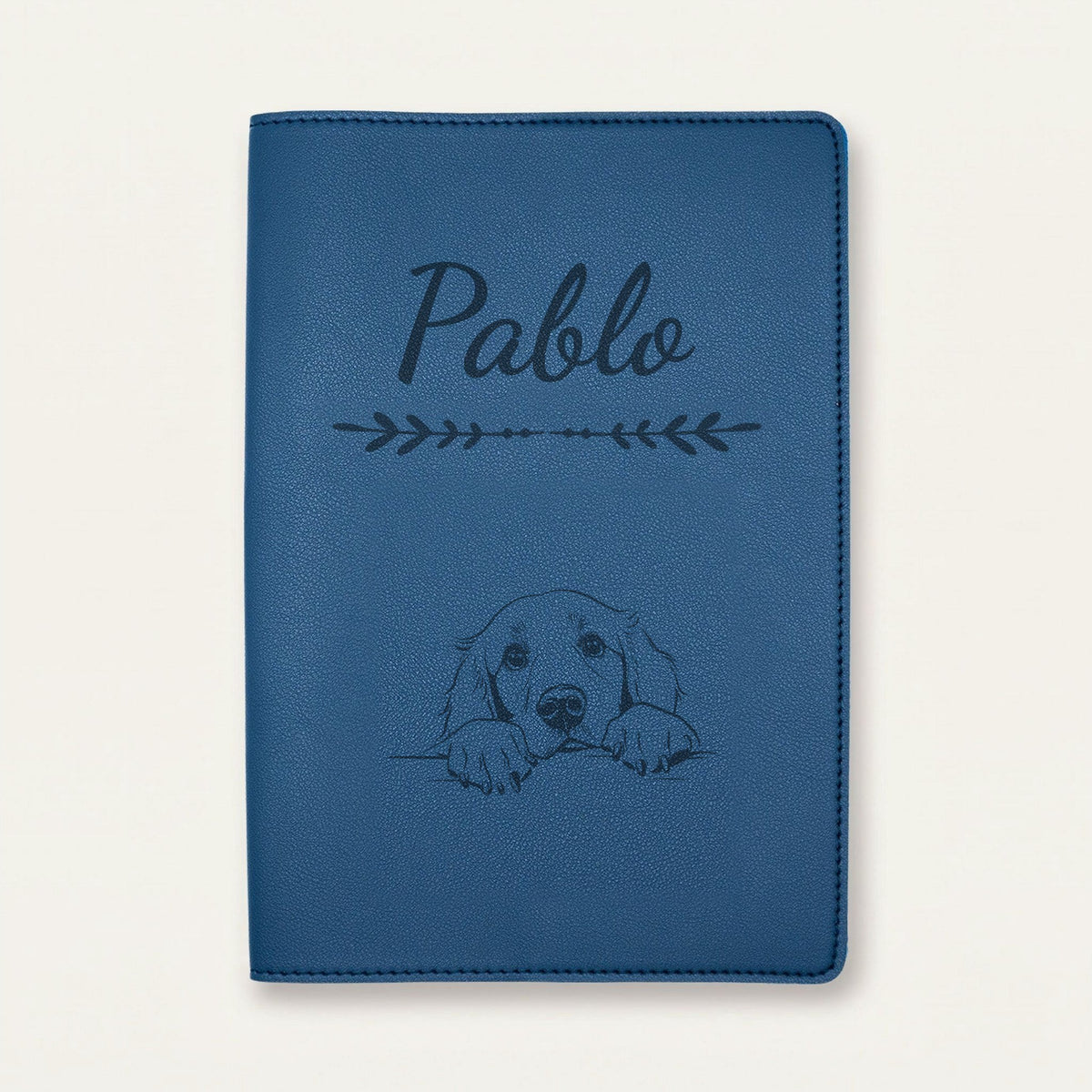 Protège carnet de santé chien personnalisé – Retriever à poil plat — Bleu nuit — Flèche — gravure « Pablo »