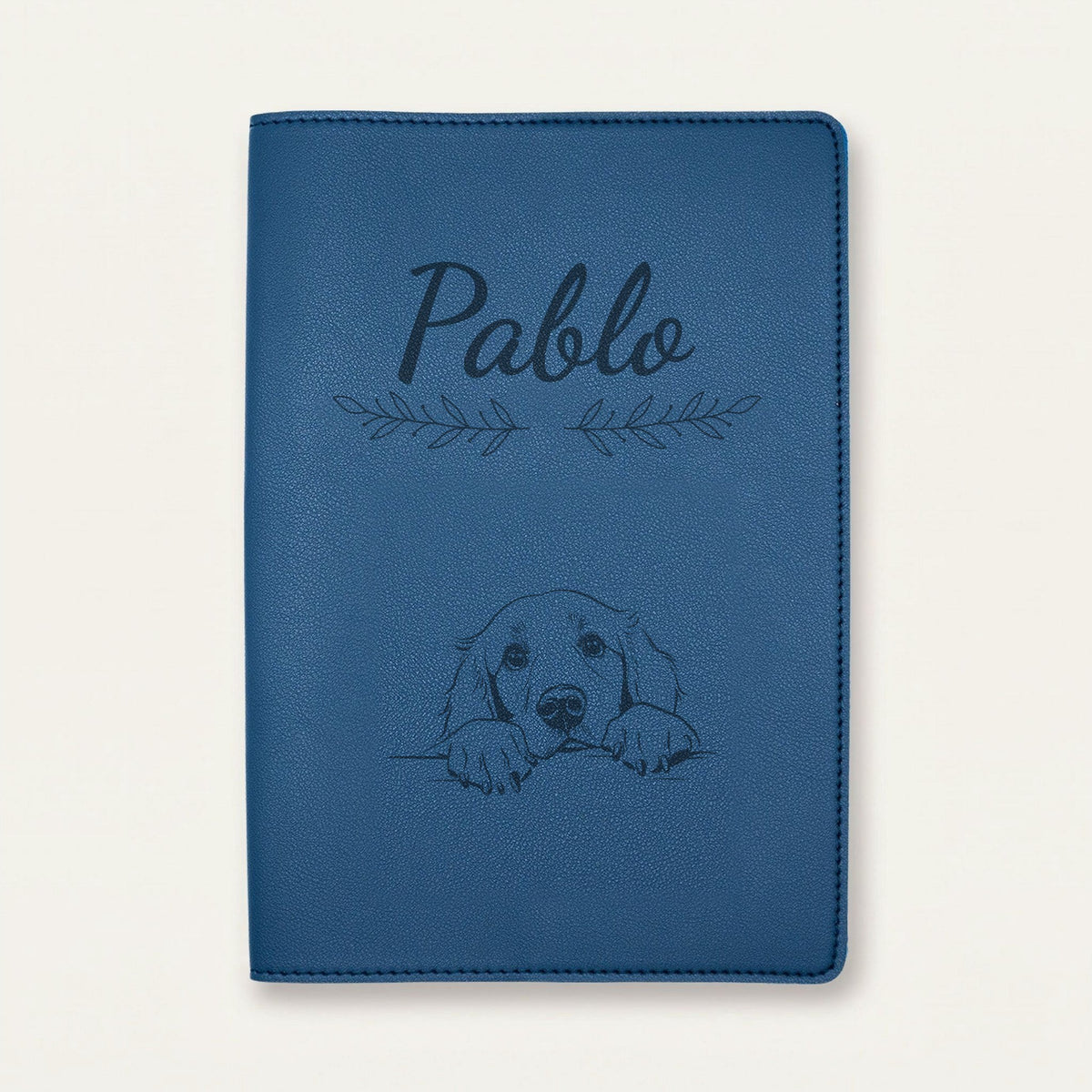 Protège carnet de santé chien personnalisé – Retriever à poil plat — Bleu nuit — Rameaux — gravure « Pablo »