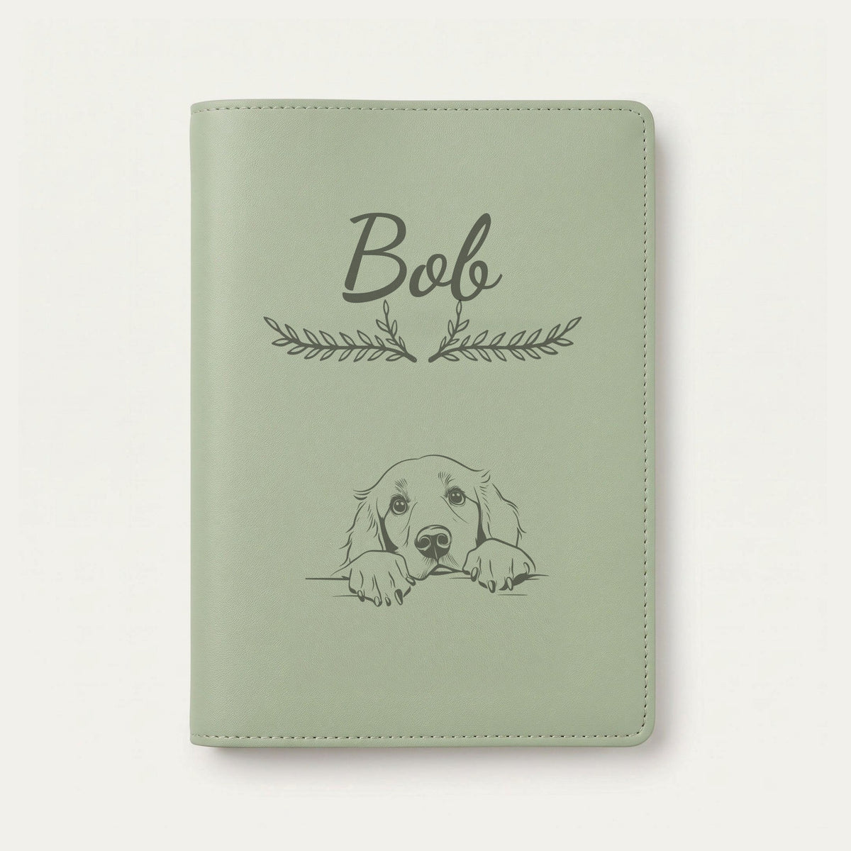 Protège carnet de santé chien personnalisé – Retriever à poil plat — Vert sauge — Bouquet — gravure « Bob »