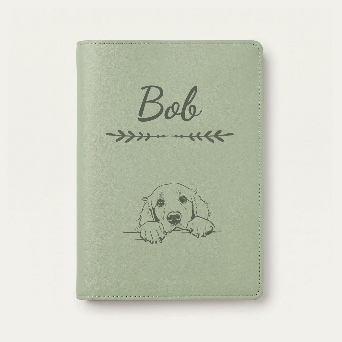 Protège carnet de santé chien personnalisé – Retriever à poil plat — Vert sauge — Flèche — gravure « Bob »