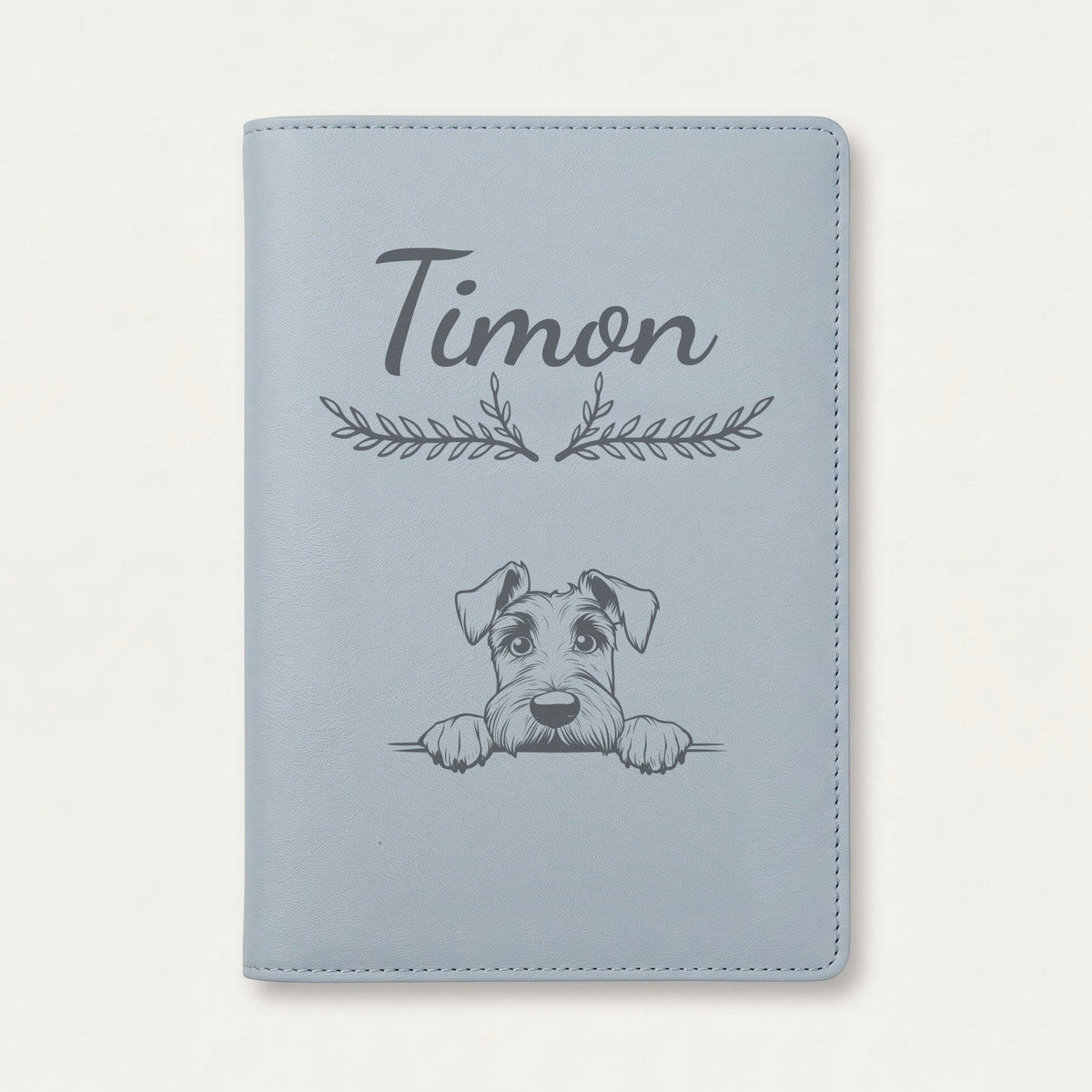 Protège carnet de santé chien personnalisé – Schnauzer géant — Bleu nuage — Bouquet — gravure « Timon »