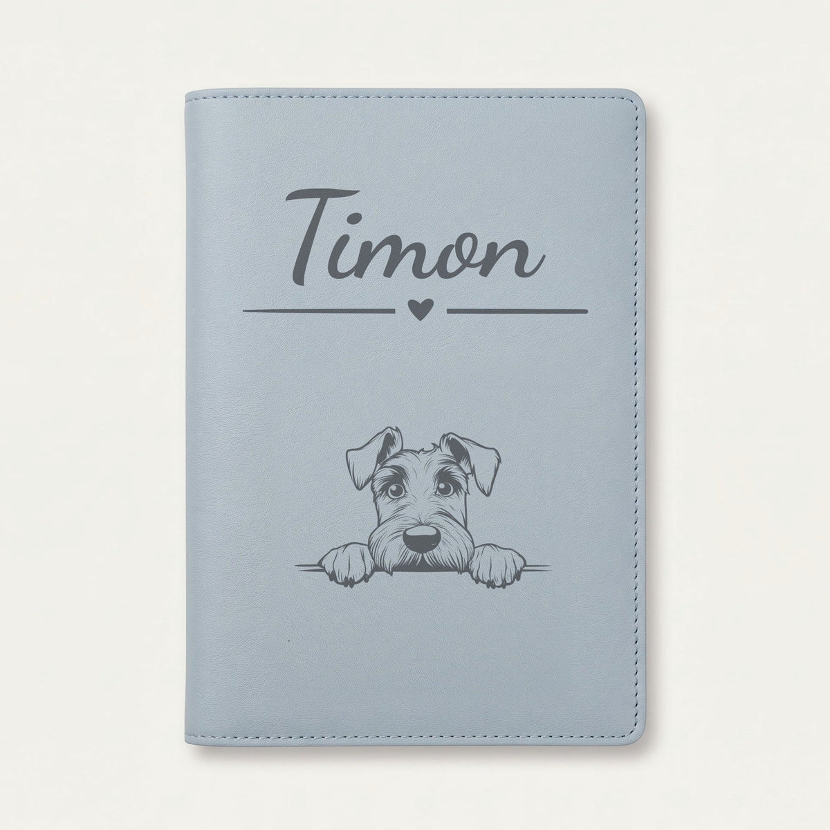 Protège carnet de santé chien personnalisé – Schnauzer géant — Bleu nuage — Cœur — gravure « Timon »