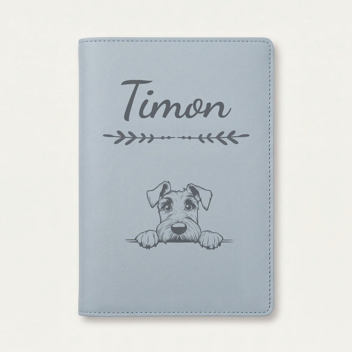 Protège carnet de santé chien personnalisé – Schnauzer géant — Bleu nuage — Flèche — gravure « Timon »