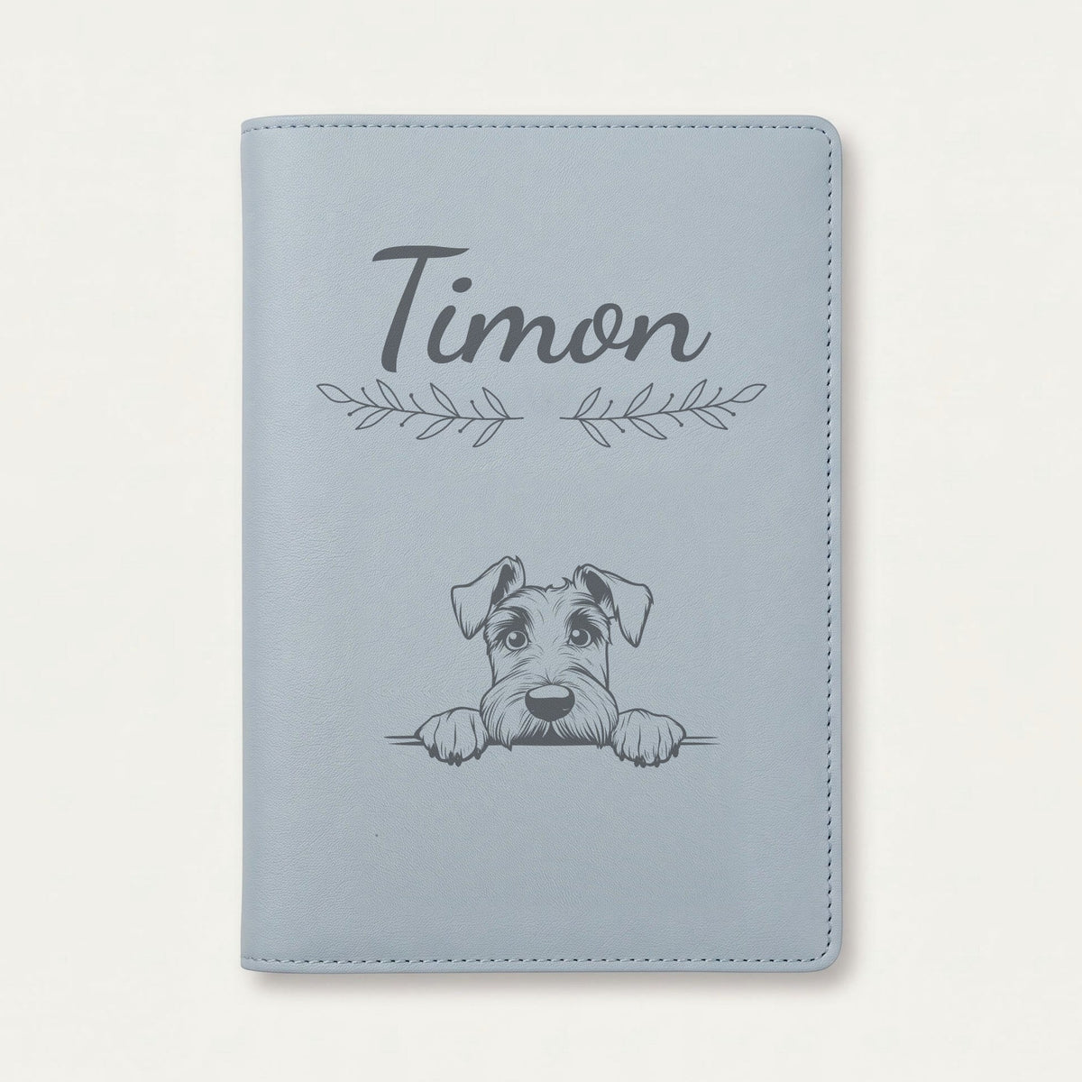 Protège carnet de santé chien personnalisé – Schnauzer géant — Bleu nuage — Rameaux — gravure « Timon »