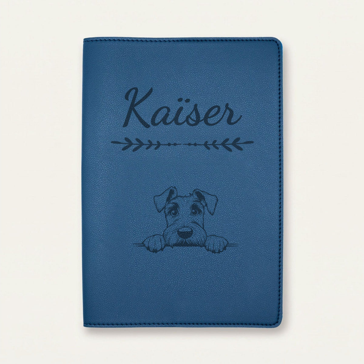 Protège carnet de santé chien personnalisé – Schnauzer géant — Bleu nuit — Flèche — gravure « Kaïser »