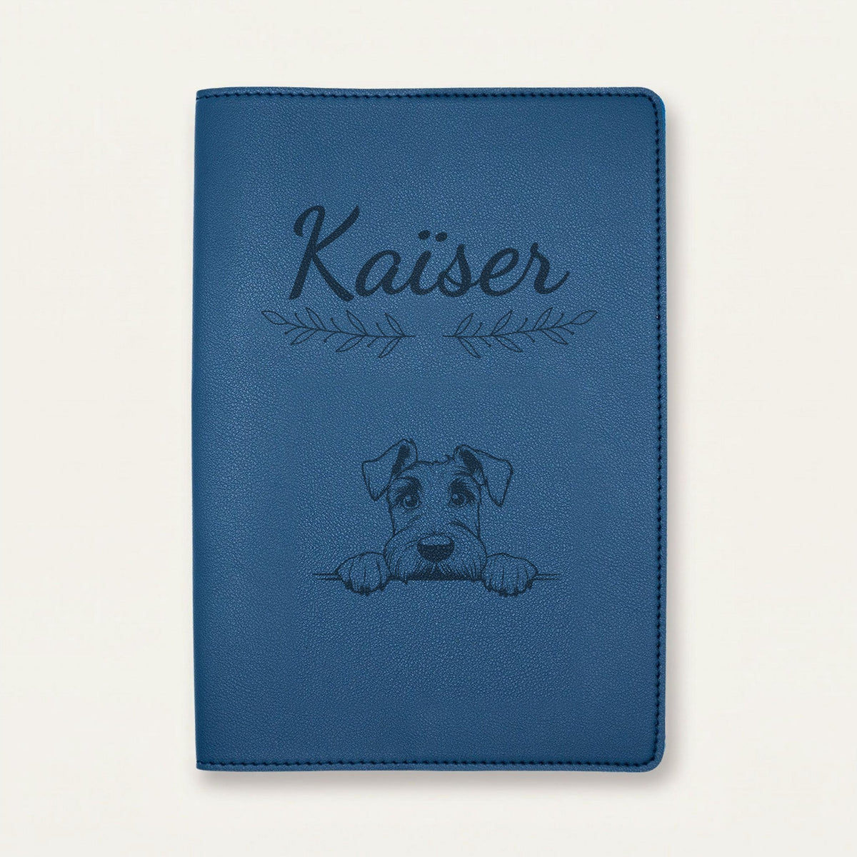 Protège carnet de santé chien personnalisé – Schnauzer géant — Bleu nuit — Rameaux — gravure « Kaïser »