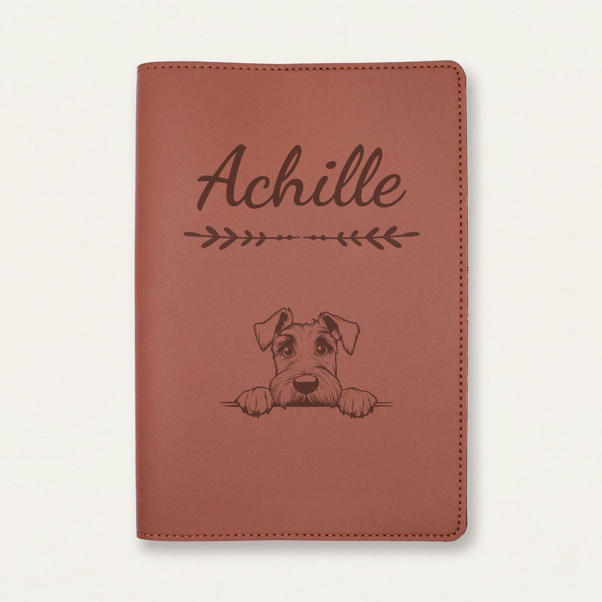 Protège carnet de santé chien personnalisé – Schnauzer géant — Chocolat — Flèche — gravure « Achille »