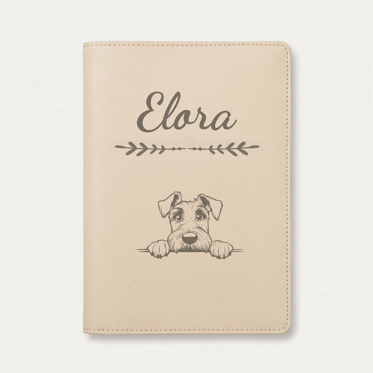 Protège carnet de santé chien personnalisé – Schnauzer géant — Crème vanille — Flèche — gravure « Elora »