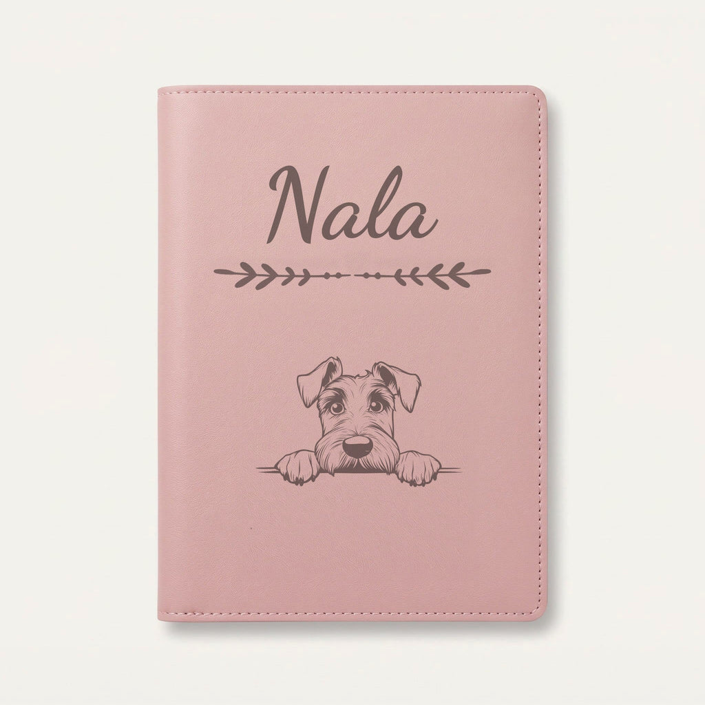 Protège carnet de santé chien personnalisé – Schnauzer géant — Rose dragée — Flèche — gravure « Nala »
