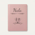 Protège carnet de santé chien personnalisé – Schnauzer géant — Rose dragée — Flèche — gravure « Nala »