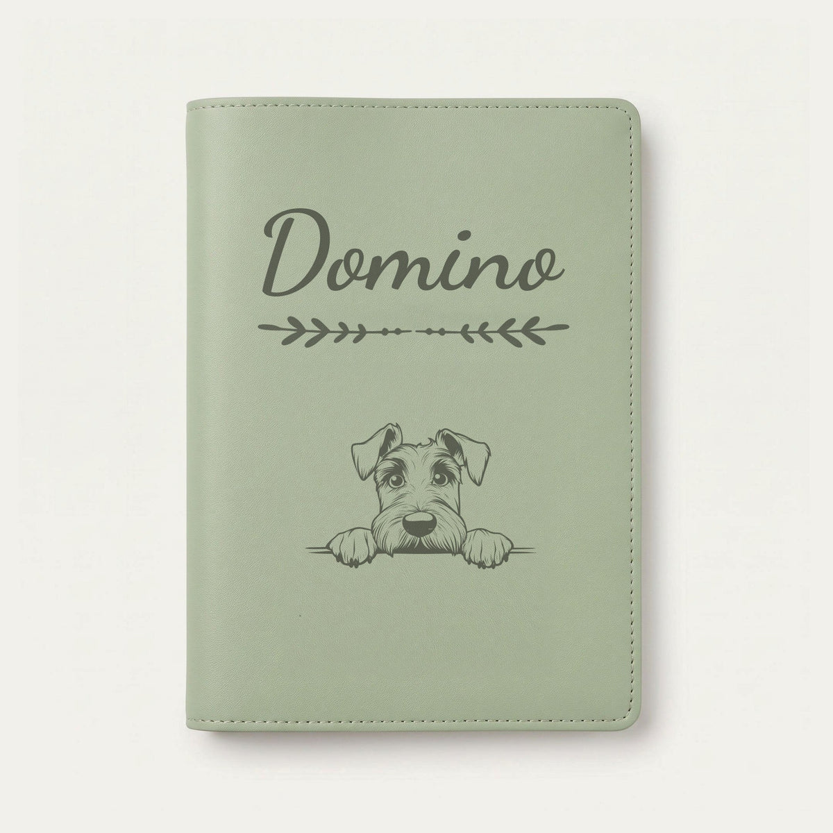 Protège carnet de santé chien personnalisé – Schnauzer géant — Vert sauge — Flèche — gravure « Domino »