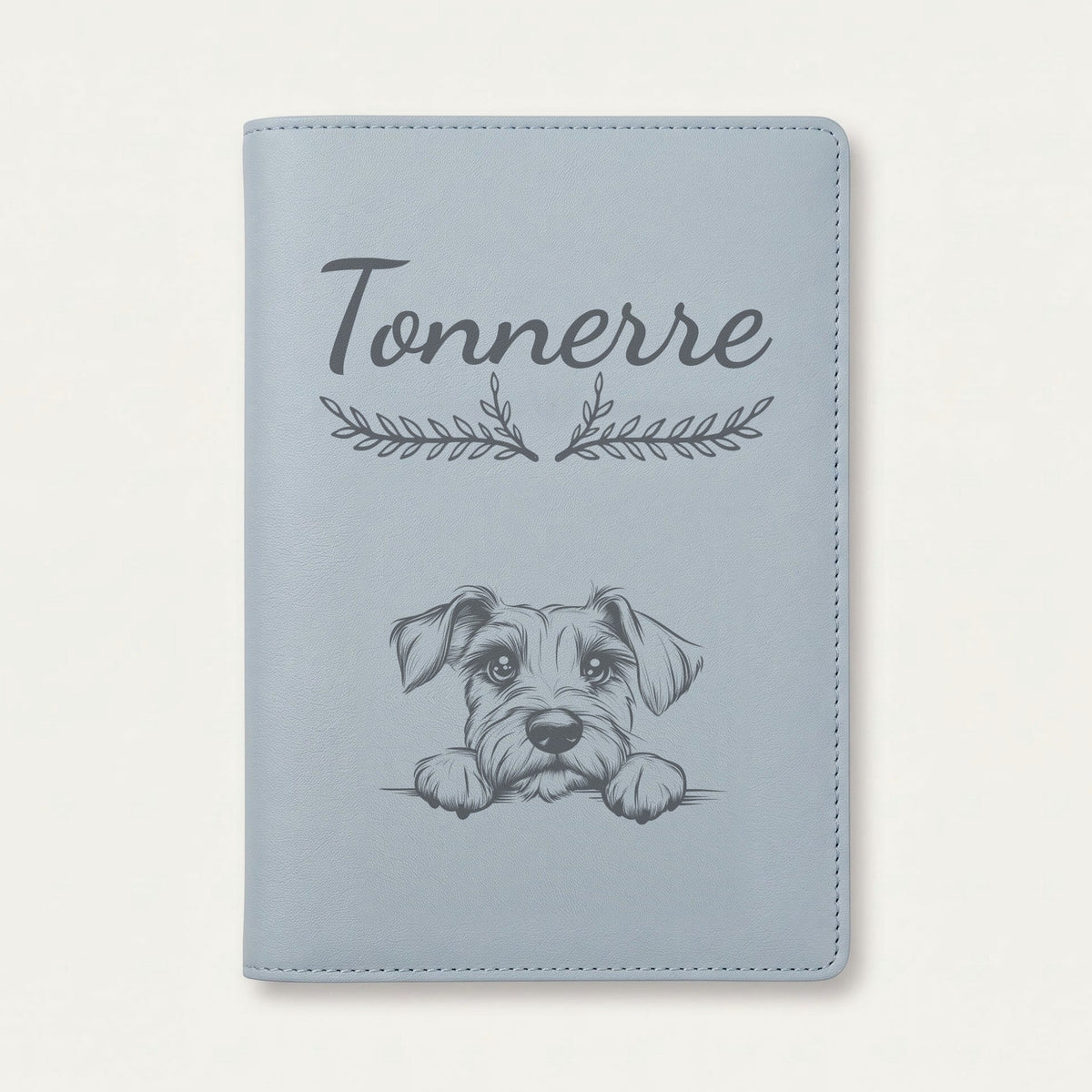 Protège carnet de santé chien personnalisé – Schnauzer nain — Bleu nuage — Bouquet — gravure « Tonnerre »