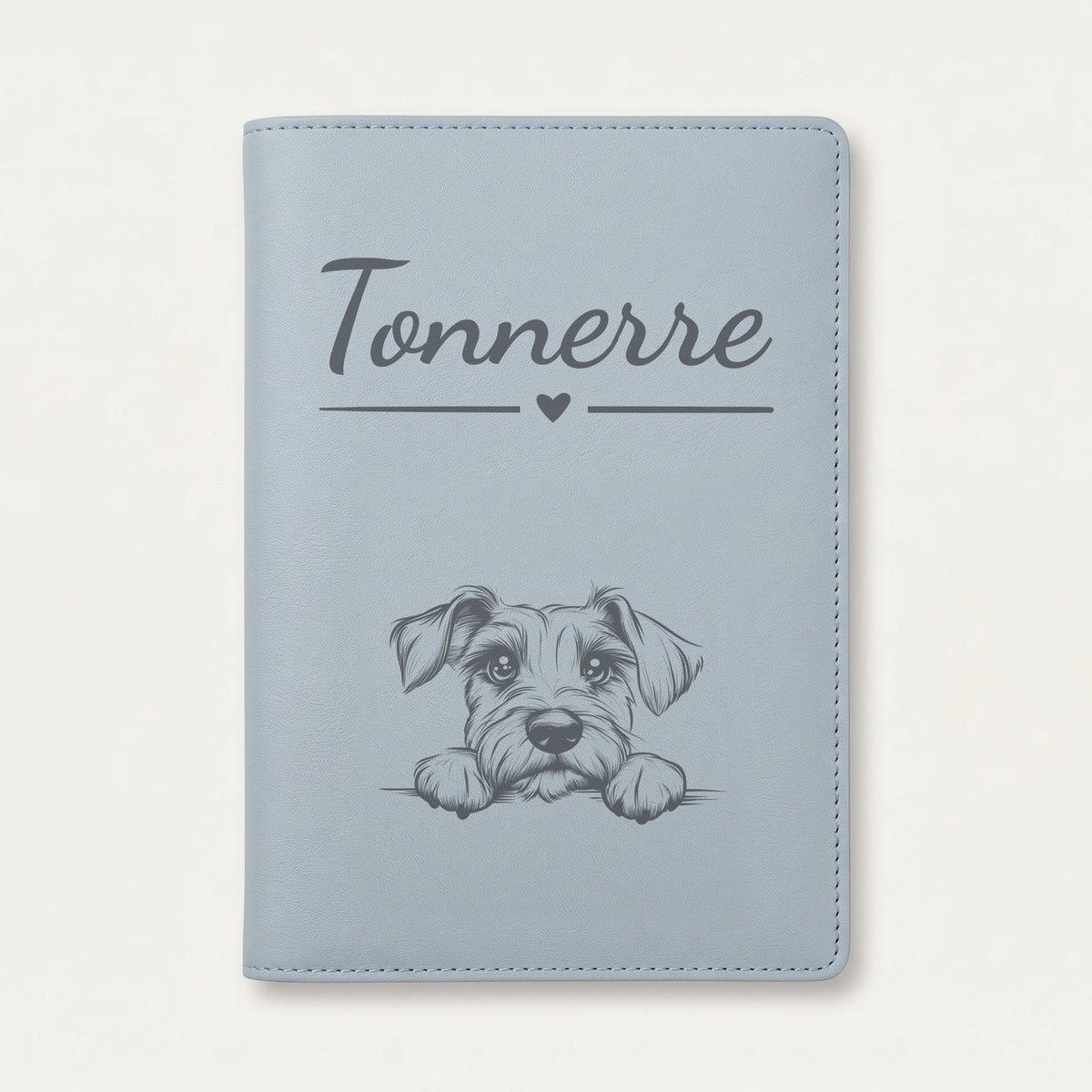 Protège carnet de santé chien personnalisé – Schnauzer nain — Bleu nuage — Cœur — gravure « Tonnerre »