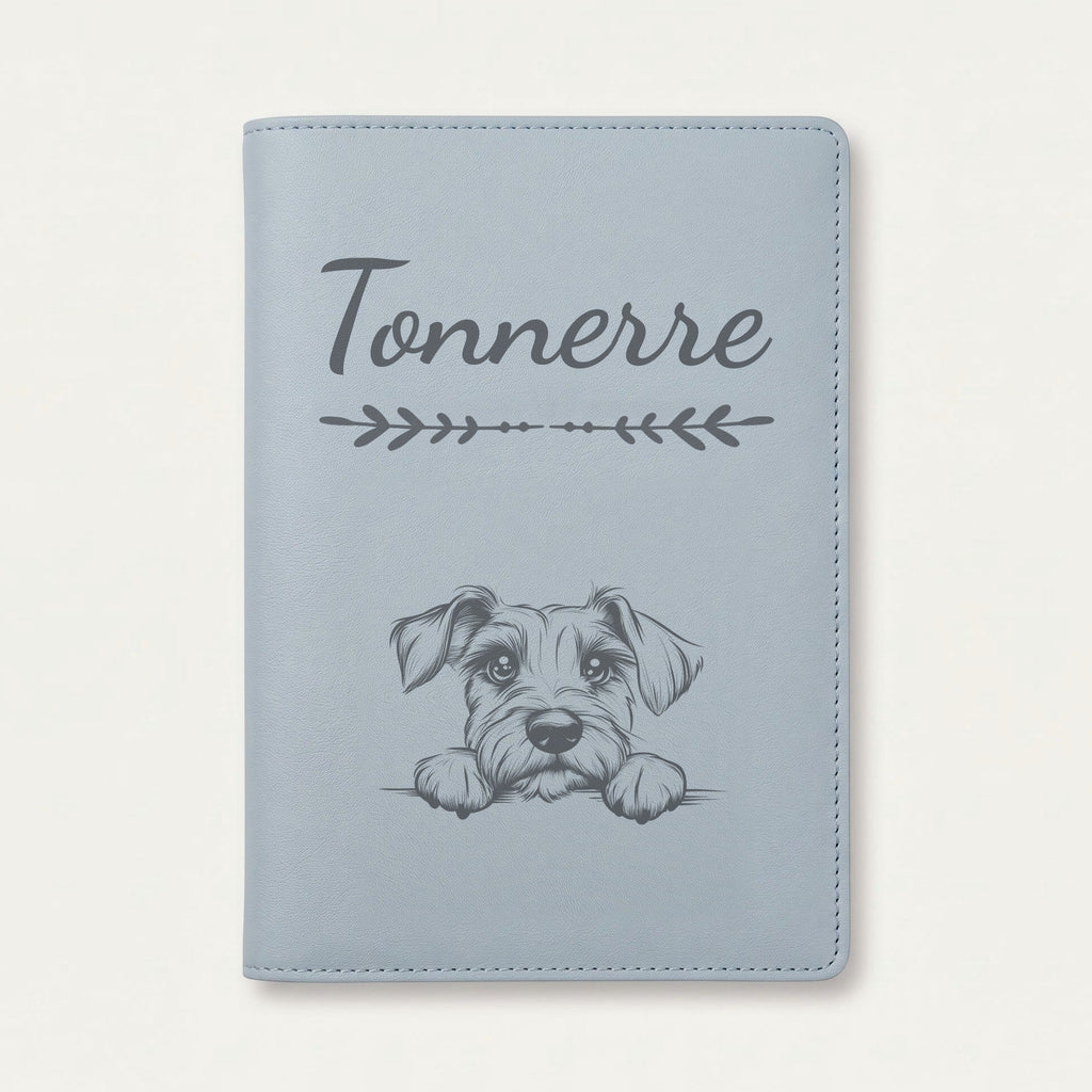 Protège carnet de santé chien personnalisé – Schnauzer nain — Bleu nuage — Flèche — gravure « Tonnerre »