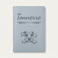 Protège carnet de santé chien personnalisé – Schnauzer nain — Bleu nuage — Flèche — gravure « Tonnerre »