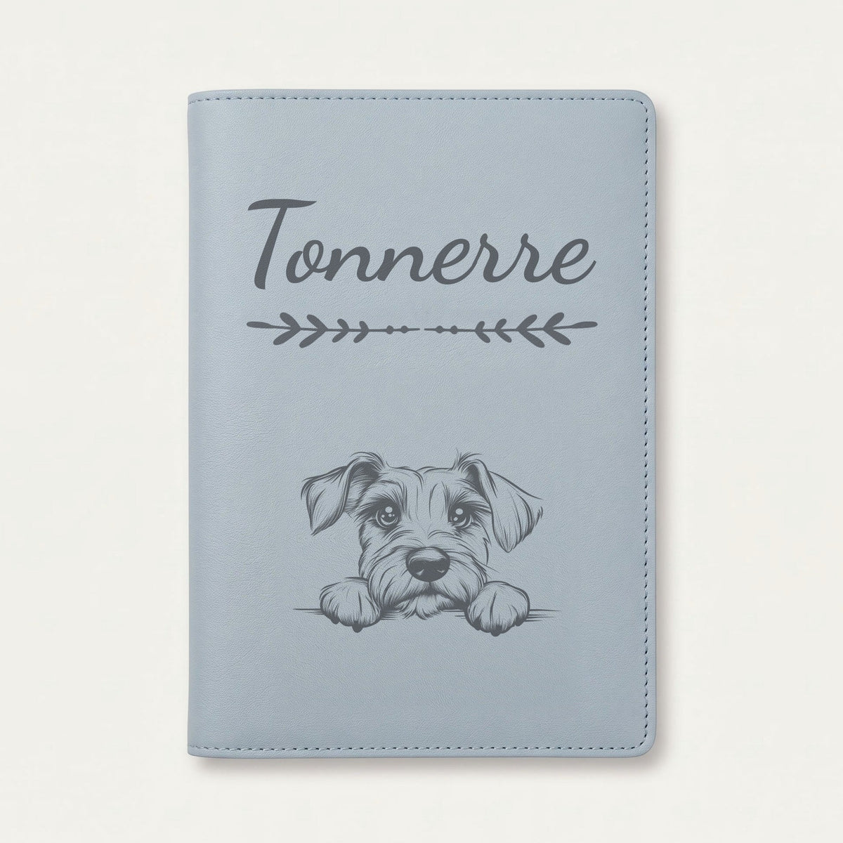 Protège carnet de santé chien personnalisé – Schnauzer nain — Bleu nuage — Flèche — gravure « Tonnerre »