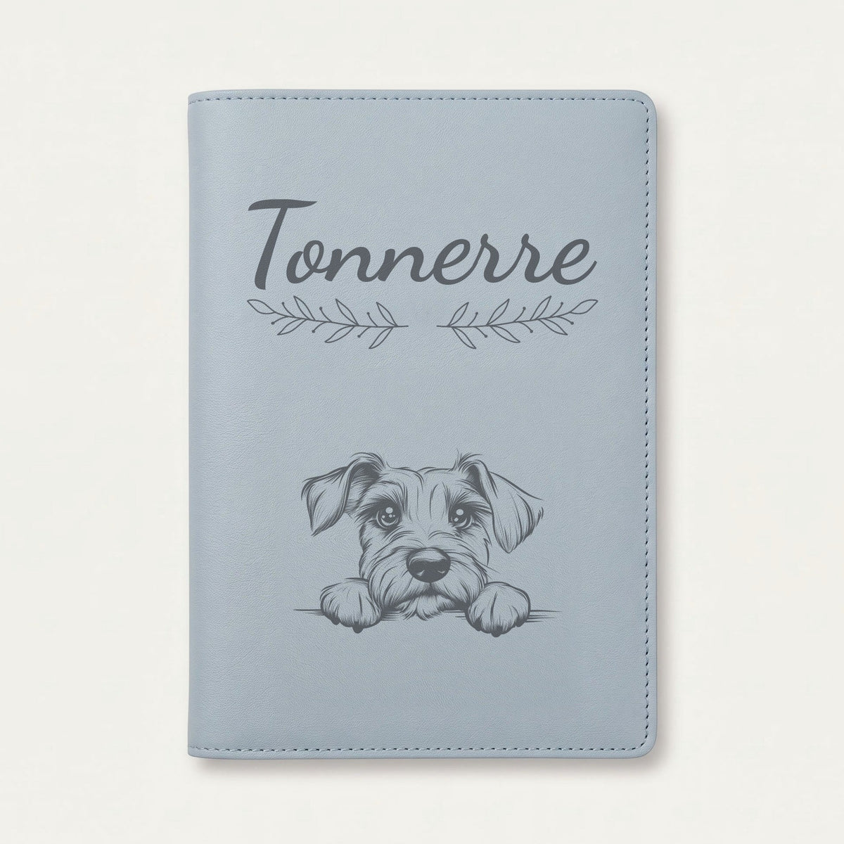 Protège carnet de santé chien personnalisé – Schnauzer nain — Bleu nuage — Rameaux — gravure « Tonnerre »