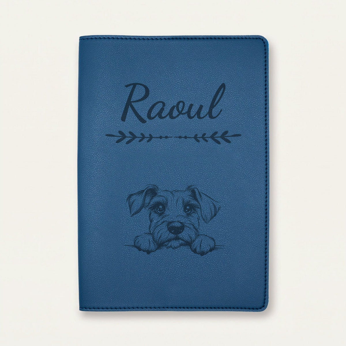 Protège carnet de santé chien personnalisé – Schnauzer nain — Bleu nuit — Flèche — gravure « Raoul »