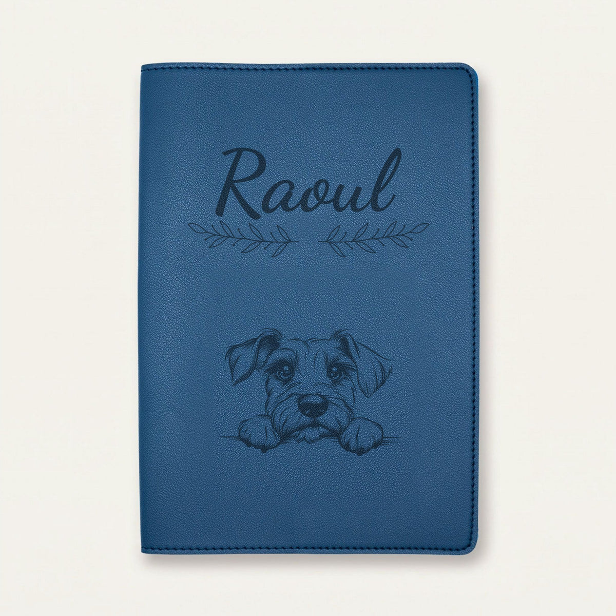 Protège carnet de santé chien personnalisé – Schnauzer nain — Bleu nuit — Rameaux — gravure « Raoul »