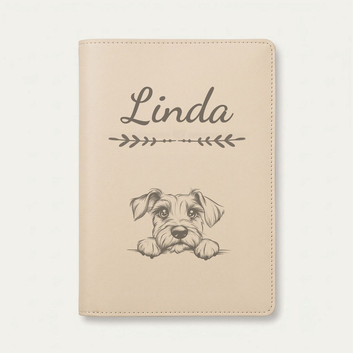 Protège carnet de santé chien personnalisé – Schnauzer nain — Crème vanille — Flèche — gravure « Linda »