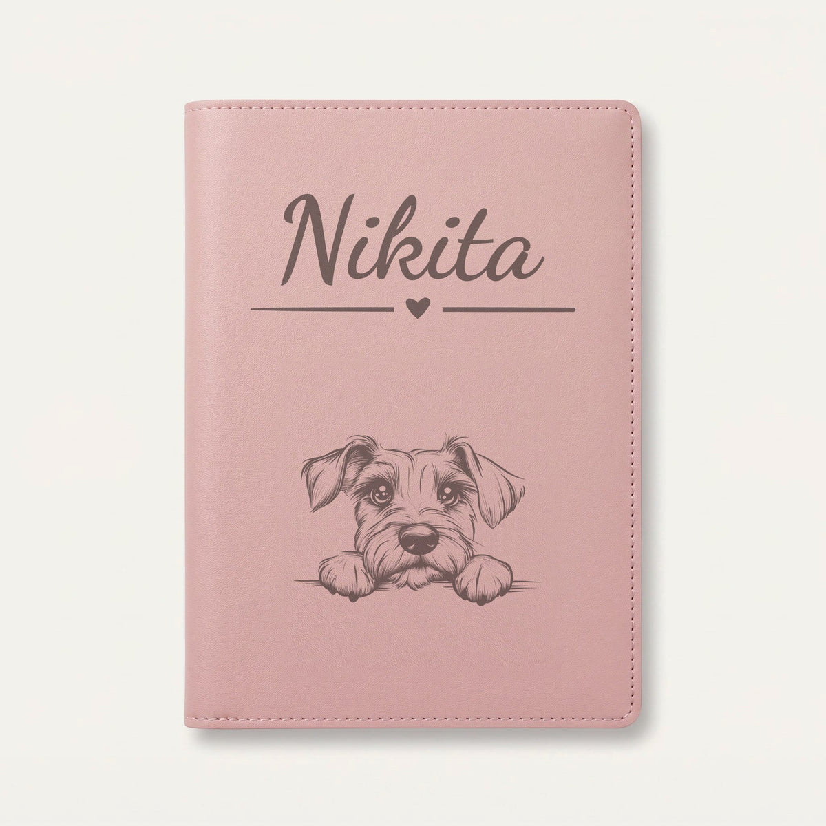 Protège carnet de santé chien personnalisé – Schnauzer nain — Rose dragée — Cœur — gravure « Nikita »
