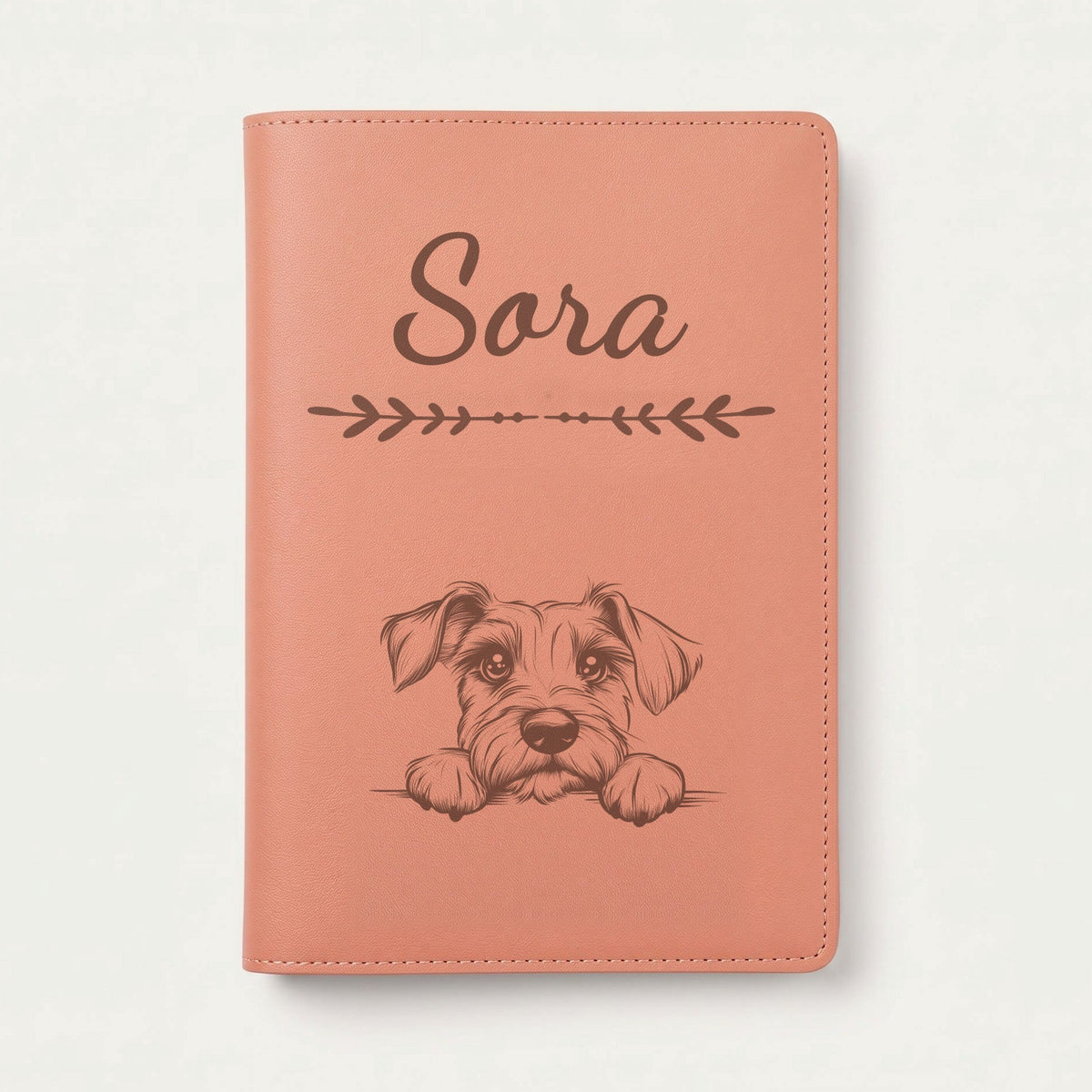 Protège carnet de santé chien personnalisé – Schnauzer nain — Terracotta — Flèche — gravure « Sora »