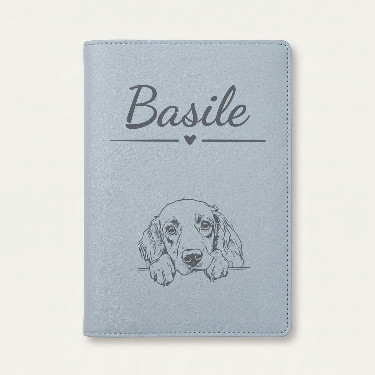 Protège carnet de santé chien personnalisé – Setter anglais — Bleu nuage — Cœur — gravure « Basile »