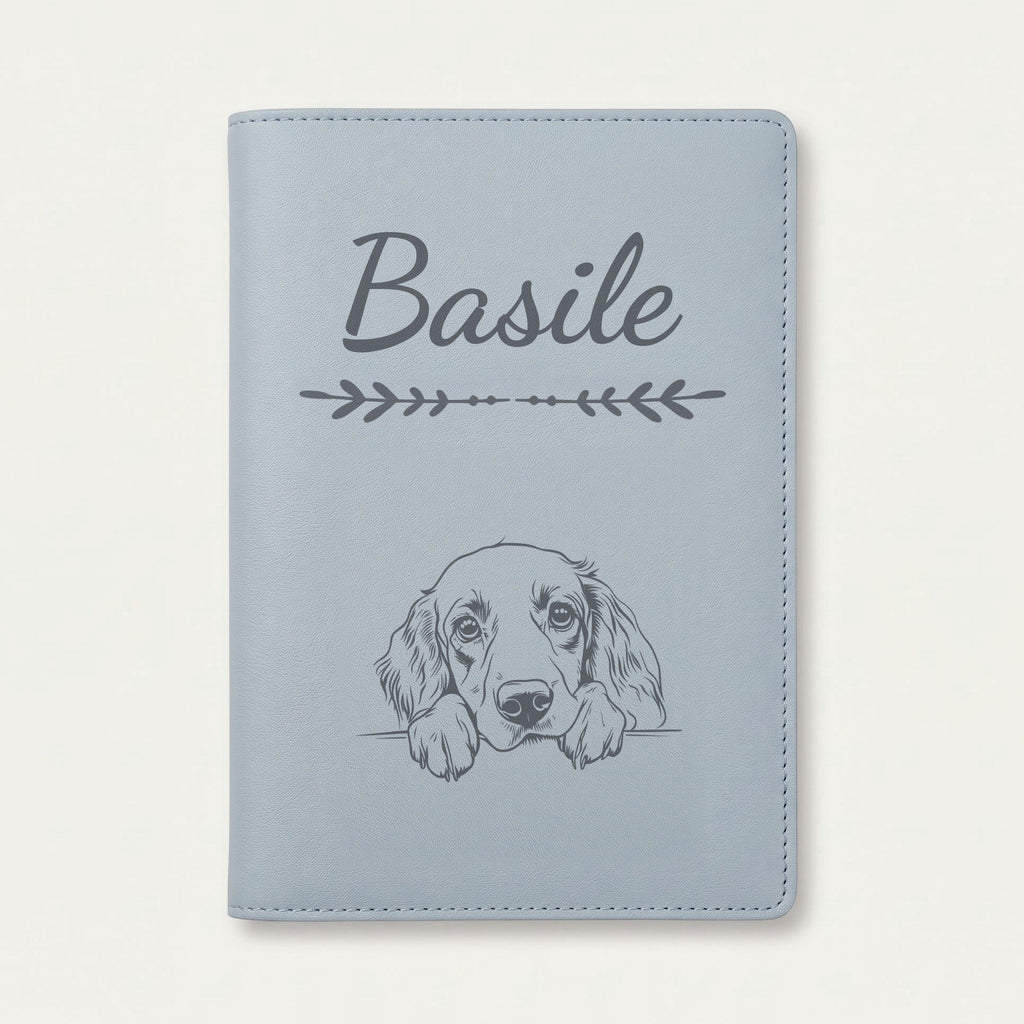 Protège carnet de santé chien personnalisé – Setter anglais — Bleu nuage — Flèche — gravure « Basile »