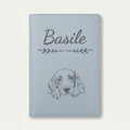 Protège carnet de santé chien personnalisé – Setter anglais — Bleu nuage — Flèche — gravure « Basile »