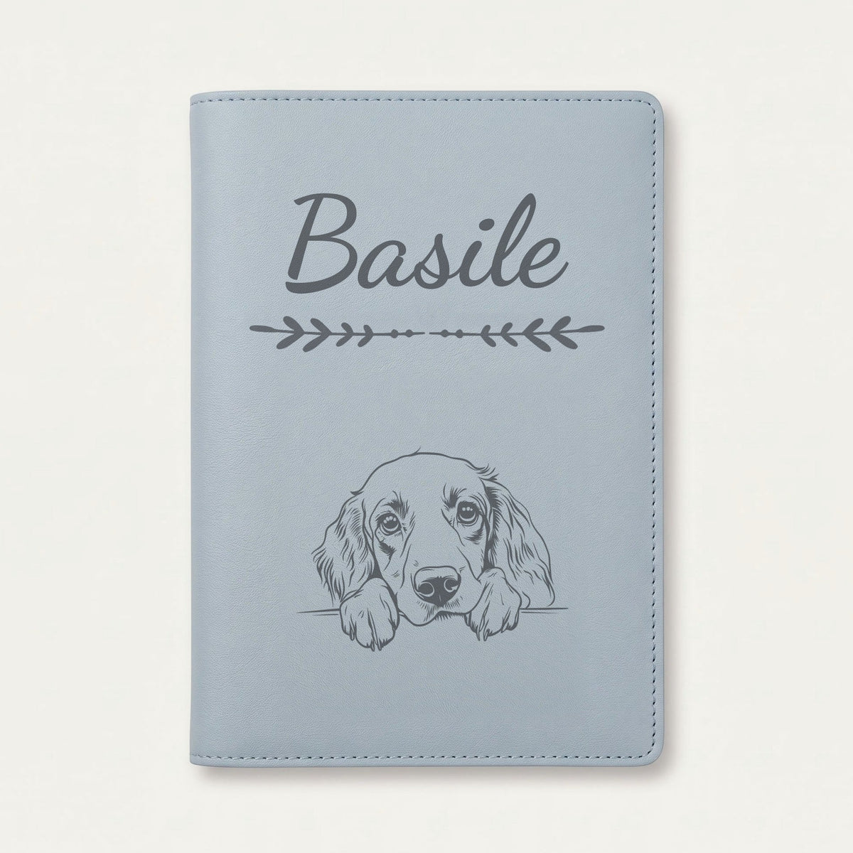 Protège carnet de santé chien personnalisé – Setter anglais — Bleu nuage — Flèche — gravure « Basile »