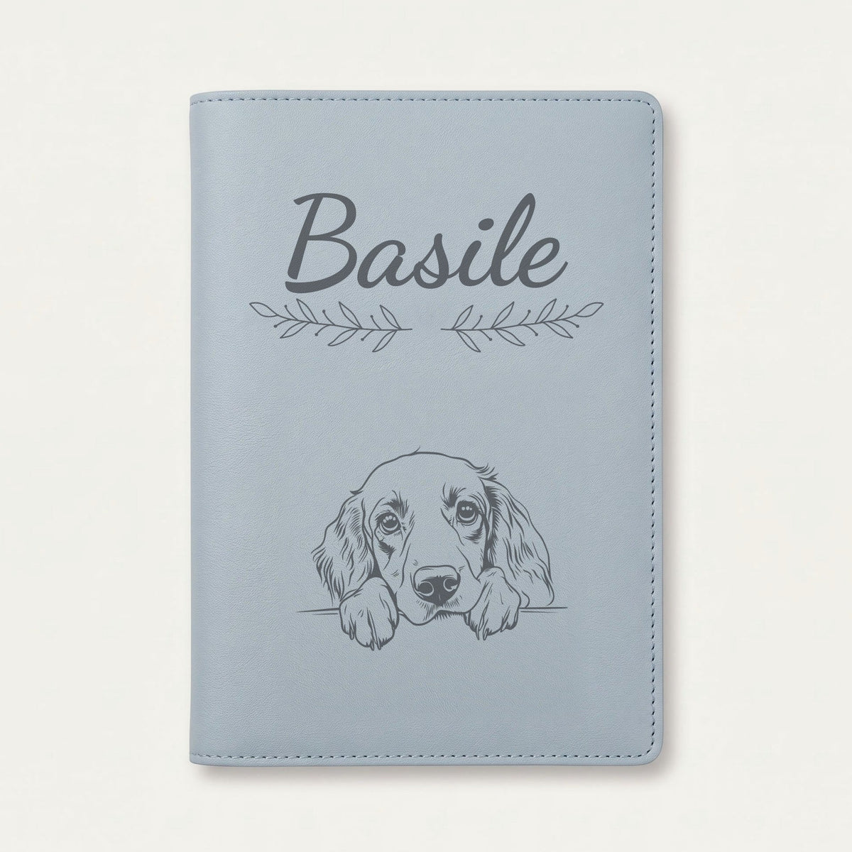 Protège carnet de santé chien personnalisé – Setter anglais — Bleu nuage — Rameaux — gravure « Basile »
