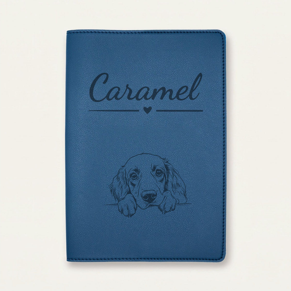 Protège carnet de santé chien personnalisé – Setter anglais — Bleu nuit — Cœur — gravure « Caramel »