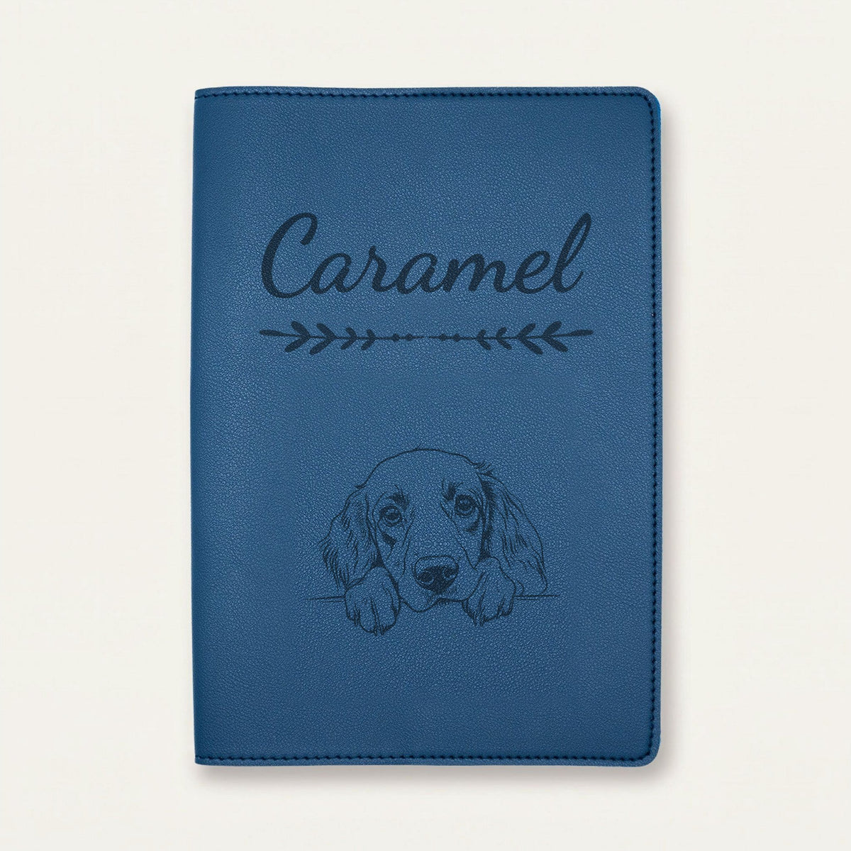 Protège carnet de santé chien personnalisé – Setter anglais — Bleu nuit — Flèche — gravure « Caramel »